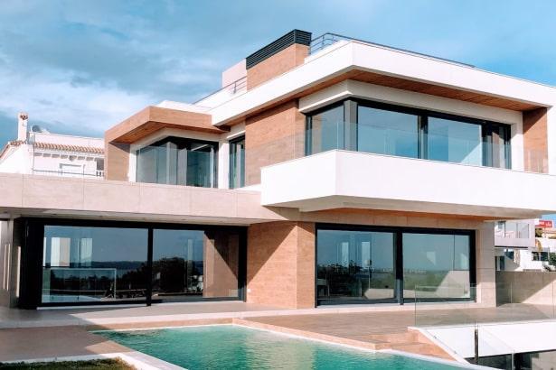 Brand New 1 Bedroom Apartment In First Class Location